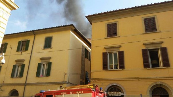 Incendio palazzo a Pisa