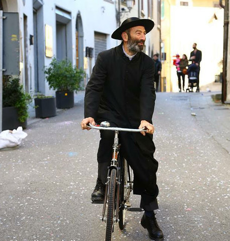 Giro: prete-ciclista propone, 1 cent a km in beneficenza