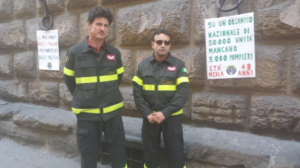 La protesta dei vigili del fuoco davanti alla Prefettura di Firenze