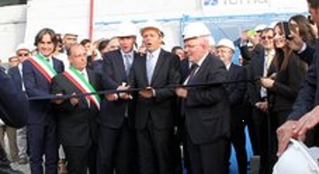 Foto LaPresse - Adriana Sapone 28/05/2016 Favazzina (Reggio Calabria) Italy Cronaca L'iniziativa, "L'energia che ci unisce", di Terna che inaugura alla presenza del Presidente del Consiglio, Matteo Renzi, la linea elettrica Sorgente-Rizziconi, che collega la Sicilia al resto del Paese, attraverso la Calabria. Photo LaPresse - Adriana Sapone Nella foto: Il Premier matteo renzi taglia il nastro con l'amministratore Matteo Del Fante e gli amministratori locali Photo LaPresse - Adriana Sapone 28/05/2016 Favazzina (Reggio Calabria) Italy DESCRIPTION The iniziative"The energy that unites" of Terna, inaugurates the presence of the President Council, Matteo Renzi, the Sorgente-Rizziconi, power line linking Sicily to the rest of the country through the Calabria. In the picture: