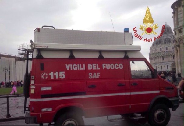 Vigili fuoco in piazza Miracoli a Pisa