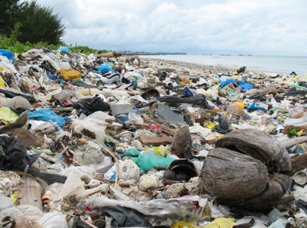 spiaggia-rifiuti-fiumicino-roma