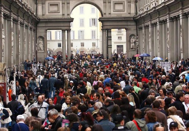 Musei: domenica gratuita; folla e code a Uffizi e Accademia