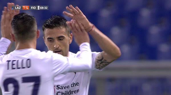 Tello si complimenta con Vecino dopo il secondo gol dell'uruguaiano, sicuramente migliore in campo