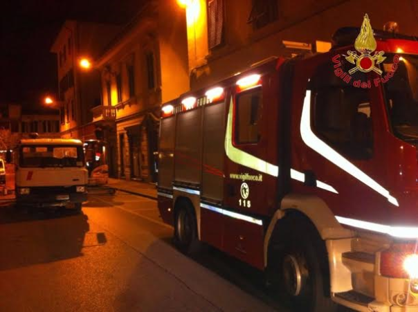 L'intervento dei vigili del fuoco in via Adriani