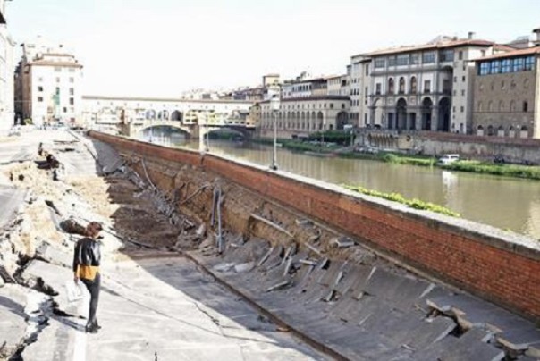 Voragine apertasi sul Lungarno, Firenze, 26 maggio 2016. ANSA/MAURIZIO DEGL INNOCENTI