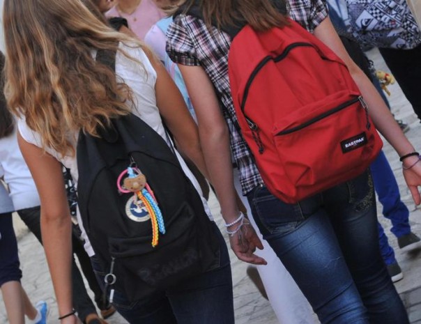 Ragazze ragazzi adolescenza adolescenti scuola