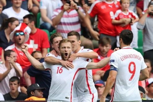 Kuba Blaszczykowski festeggiato dai compagni di squadra dopo il gol alla Svizzera