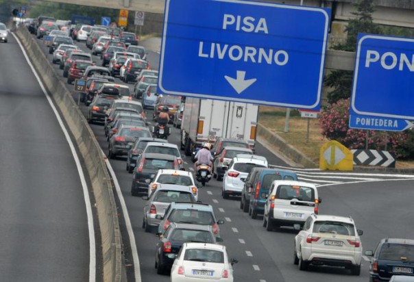 La fila in direzione mare sulla superstrada Firenze-Pisa-Livorno, 21 luglio 2012. Traffico sostenuto su alcune arterie stradali e autostradali ma senza situazioni 'drammatiche' o da bollino rosso: è quanto segnala il Ciss-Viaggiare informati, il quale ricorda che sulle autostrade è vietato il transito fino alle ore 23 ai mezzi pesanti nella giornata di oggi e alle ore 24 in quella di domani. Il traffico molto intenso è atteso domani pomeriggio per i primi rientri dalle località di vacanza. ANSA/STRINGER