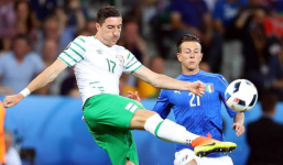 Bernardeschi in azione ostacolato dal 2picchiatore" Ward