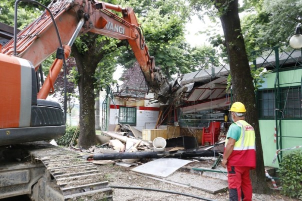 Demolito chiosco abusivo in piazza Vittorio Veneto a Firenze