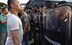Un momento degli scontri tra forze dell'ordine e circa 300 cinesi radunatisi in n piazza Marconi all'Osmannoro