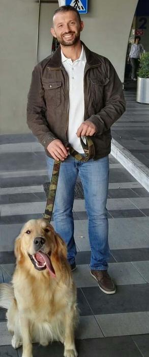 Salvatore Girone con il suo cane Argo all'aeroporto di Fiumicino , Roma 5 giugno 2016. "Siamo felicissimi di riabbracciare il 'sergente Argo'": così Vania Girone, moglie del marò Salvatore, ha descritto le emozioni provate a Roma nel prendere il cane Argo, un golden retriever che aveva fatto compagnia al fuciliere di Marina nella lunga permanenza in India. L'animale è arrivato a Roma da Nuova Delhi ANSA/ TELENEWS