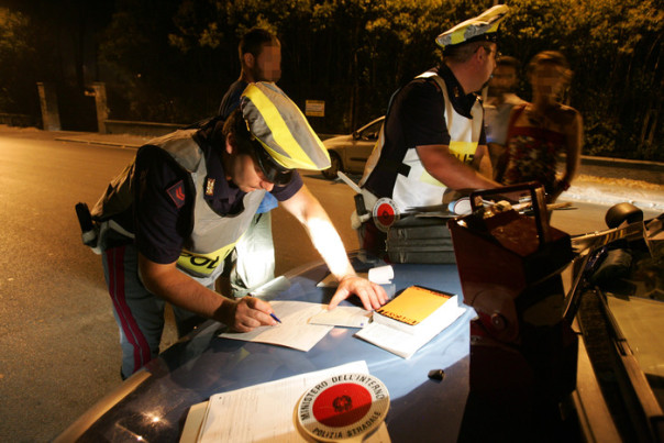 ROMA 28 LUGLIO 2007 FOTO MASSIMO_PERCOSSI POLIZIA STRADALE IN VIA APPIA NUOVA ALTEZZA FIESTA CONTROLLA CON L'AUTOVELOX E L'ETILOMETRO GLI AUTOMOBILISTI