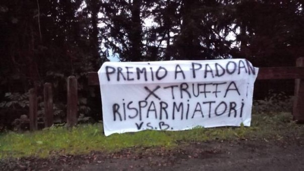 Banche: premiato Padoan, 'truffati' protestano in Casentino