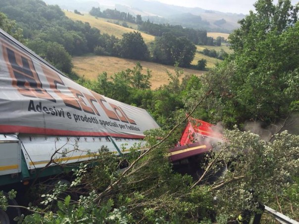 Tir in scarpata nel Pisano