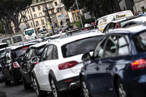 Sos negozianti centro Roma, maxi-ingorgo per manifestazione