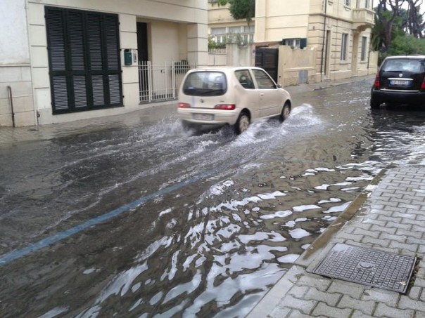 Maltempo: allagamenti strade Viareggio