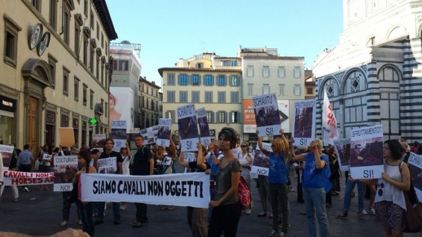 Manifestazione animalisti contro fiaccherai a Firenze