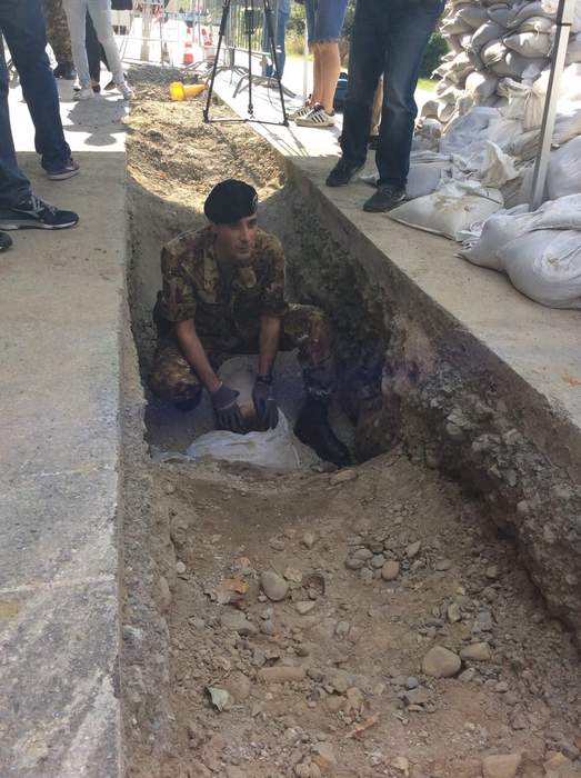 Gli artificieri che hanno disinnescato la bomba inesplosa a Pistoia