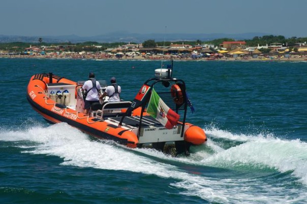 Una foto di repertorio dell'operazione Mare Sicuro, procurata dalla Guardia Costiera il 15 giugno 2016. ANSA / US GUARDIA COSTIERA +++ANSA PROVIDES ACCESS TO THIS HANDOUT PHOTO TO BE USED SOLELY TO ILLUSTRATE NEWS REPORTING OR COMMENTARY ON THE FACTS OR EVENTS DEPICTED IN THIS IMAGE; NO ARCHIVING; NO LICENSING+++