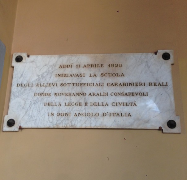 la targa all'ingresso Scuola M.lli di p.za S.M (1)