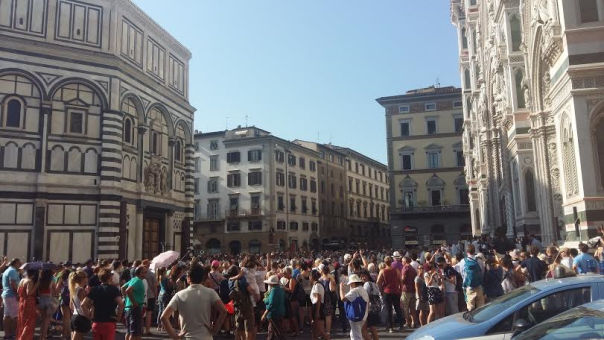 Folla di fiorentini alle esequie del cardinale Silvano Piovanelli (Foto Palinko)