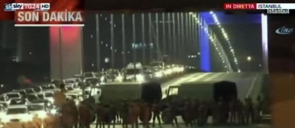 Il fermo immagine tratto da Sky Tg24 mostra l'esercito turco mentre chiude l'accesso a due ponti sul Bosforo a Istanbul, 15 luglio 2016. ANSA/FERMO IMMAGINE SKY TG24 +++EDITORIAL USE ONLY - NO SALES+++