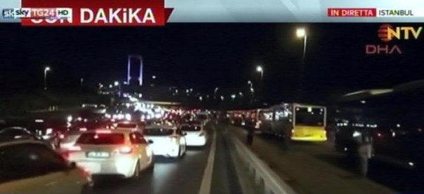 Il fermo immagine tratto da Sky Tg24 mostra le file di veicoli dopo che l'esercito turco ha chiuso l'accesso a due ponti sul Bosforo a Istanbul, 15 luglio 2016. ANSA/FERMO IMMAGINE SKY TG24 +++EDITORIAL USE ONLY - NO SALES+++