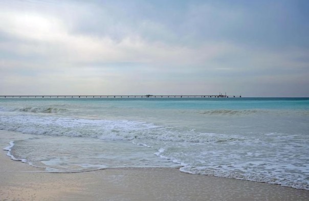 La spiaggia di Rosignano Solvay (Livorno) vicina ad un grosso stabilimento di Solvay, un?azienda belga che produce materiali chimici e farmaceutici (come la soda o il bicarbonato) che ha sempre scaricato in mare gli scarti chimici risultati dalla produzione di soda rendendo l'acqua del mare e la spiaggia più chiari del normale, Livorno, 1 marzo 2015. ANSA/ALESSANDRO DI MEO
