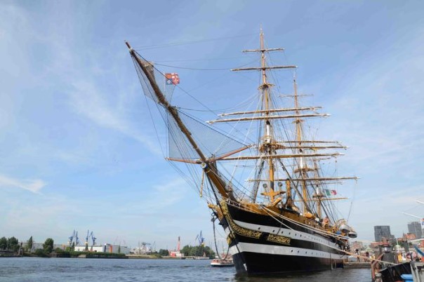 La nave scuola Amerigo Vespucci, che sabato 21 settembre rientrerà a Livorno al termine della campagna di istruzione a favore degli allievi ufficiali dell?Accademia Navale, durata 74 giorni, 18 settembre 2013. ANSA / US MARINA ++NO SALES EDITORIAL USE ONLY++