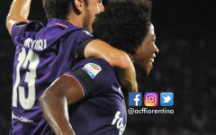 Sanchez esulta dopo il gol decisivo al Chievo insieme ad Astori