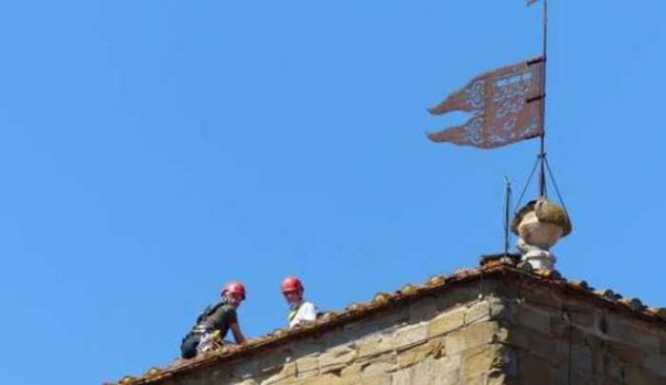 Maltempo: si stacca croce campanile pieve Santa Maria ad Arezzo