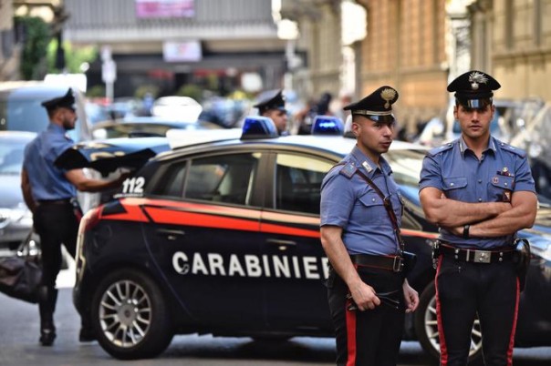 Carabinieri all'esterno dello stabile dove due persone sono state accoltellate a morte, Firenze, 29 giugno 2016. ANSA/MAURIZIO DEGL'INNOCENTI