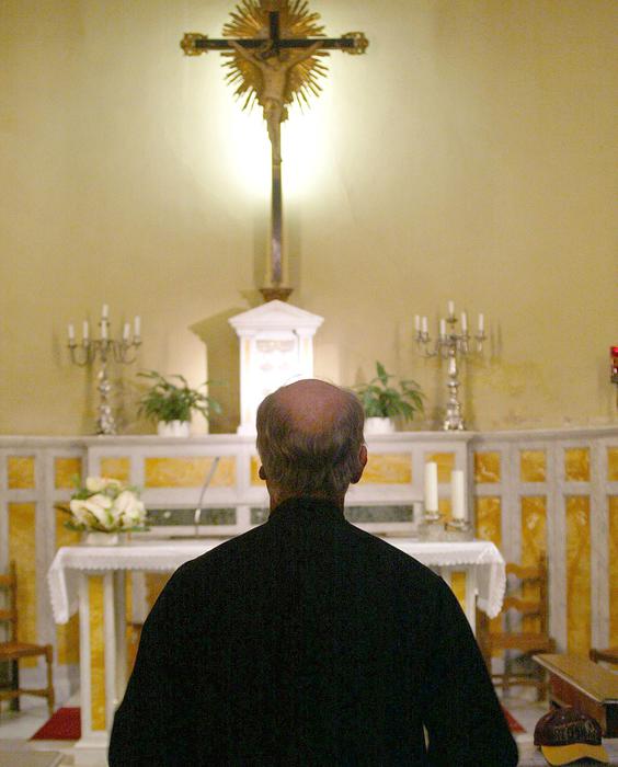 Prete sacerdote chiesa parrocchia