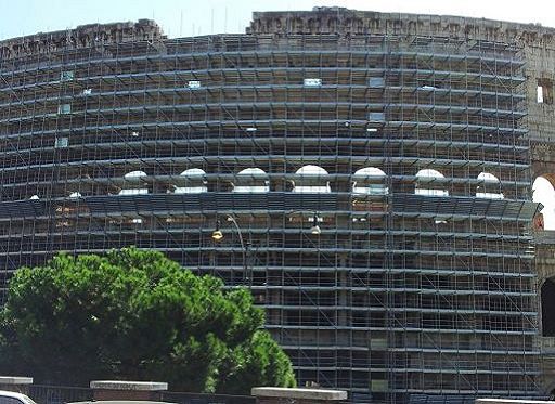 Roma, 8 ago. (askanews) - "Lesame della sponsorizzazione del Colosseo ha messo in evidenza il notevole ritardo nellavvio dei lavori relativi alla realizzazione di un centro servizi, al restauro dei sotterranei e degli ambulacri, nonchè alladeguamento impiantistico, non risultando, allo stato, perseguita completamente, attraverso la suddetta operazione contrattuale, la prevista finalità di valorizzazione". Così la Sezione centrale di controllo sulla gestione delle amministrazioni dello Stato della Corte dei Conti scrive in un passaggio della relazione sulle "iniziative di partenariato pubblico-privato nei processi di valorizzazione dei beni culturali", di fatto esprimendo forte perplessità in particolare sull'operazione di sponsorizzazione del restauro del Colosseo. "Lindagine ha evidenziato, inoltre - aggiunge la Corte dei Conti -, come non vi sia stata alcuna esperienza applicativa di finanza di progetto (project financing), rilevando che linsuccesso di tale modello di partenariato pubblico-privato nel campo della valorizzazione del patrimonio storicoartistico è ascrivibile, in massima parte, ad incertezze sul piano della regolamentazione".