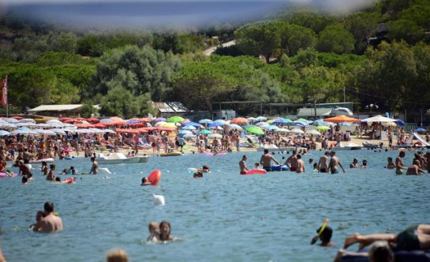 Bagnanti a Marina di Campo, Isola d'Elba, nella domenica che precede il Ferragosto, 11 agosto 2013. ANSA/FRANCO SILVI