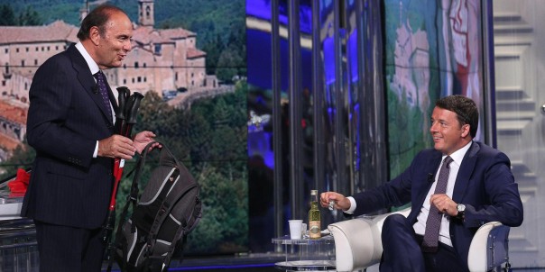 Il presidente del Consiglio, Matteo Renzi, durante la registrazione della puntata di "Porta a porta", condotta da Bruno Vespa (S), Roma, 09 settembre 2014. ANSA/ALESSANDRO DI MEO