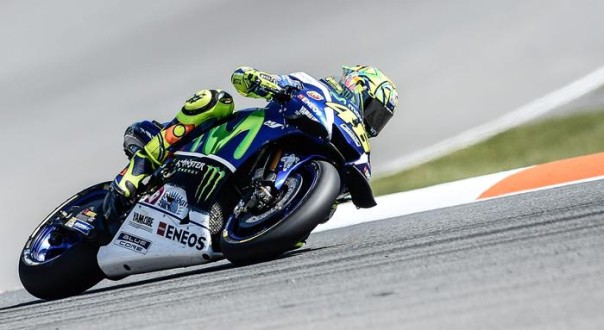 epa05501887 Yamaha MotoGP rider Valentino Rossi of Italy in action during the qualification of the Motorcycling Grand Prix of the Czech Republic at Masaryk circuit in Brno, Czech Republic, 20 August 2016. The Czech MotoGP race will take place on 21 August 2016. EPA/FILIP SINGER