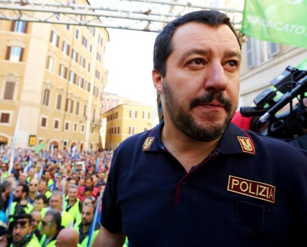 Matteo Salvini al sit in di militari e Forze di Polizia per il contratto, organizzato in piazza Montecitorio da Sap, Coisp, Consap, Sappe, Sapaf, Conapo e Cotitpol, Roma, 15 ottobre 2015. ANSA/FABIO CAMPANA