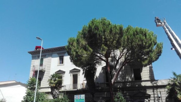 Sgombero in corso a Firenze,giovani asserragliati in palazzo