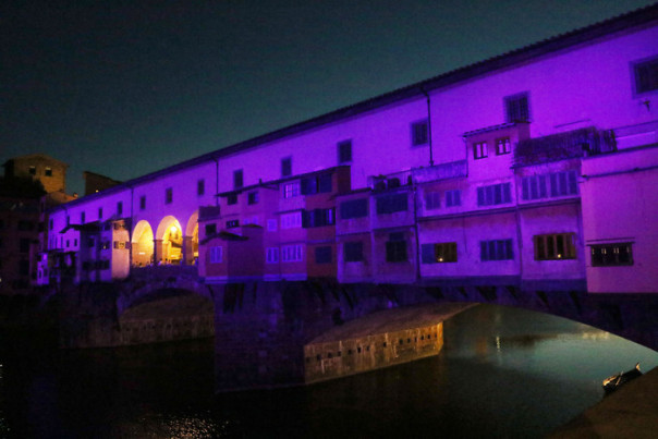 UFFICIO STAMPA COMUNE DI FIRENZE PONTE VECCHIO ILLUMINATO DI VIOLA PER I NOVANTANNI DELLA FIORENTINA ACF CGE FOTOGIORNALISMO