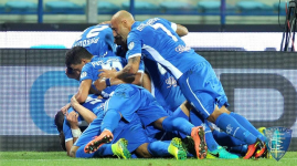 Empoli: mucchio selvaggio degli azzurri che esultano per la prima vittoria in campionato