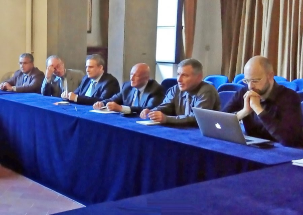 Nelle foto: in alto il tavolo istituzionale, con al centro il prefetto, Alessio Giuffrida, e il questore, Alberto Intini. Nella foto in basso la delegazione dei giornalisti, da sinistra: Daniele Magrini (direttore Toscana Tv), Carlo Gattai (vicepresidente Ast), Sandro Bennucci (presidente Associazione stampa toscana e direttore di Firenze Post), Guido Torlai (caporedattore Rai Toscana), Tommaso Gallicani (presidente gruppo cronisti)