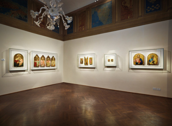 La Sala Riunioni con i fondi oro