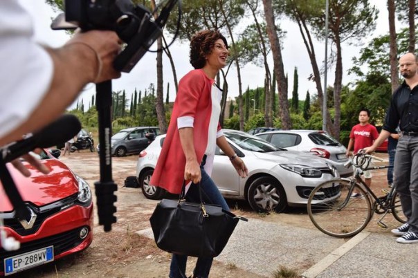 La moglie del premier Matteo Renzi, Agnese Landini, arriva all'istituto Peano di Firenze per il primo giorno di scuola. 15 settembre 2016 ANSA/MAURIZIO DEGL INNOCENTI