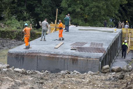 Lavori per il nuovo ponte "Tre occhi" ad Amatrice (Rieti), 31 agosto 2016. ANSA/MASSIMO PERCOSSI