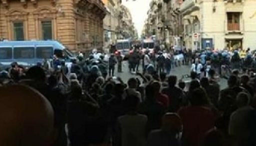 Catania, 11 set. (askanews) - Due persone sono state fermate a Catania a seguito degli scontri avvenuti questo pomeriggio in corso Umberto, di fronte alla villa Bellini, dove è intervenuto il presidente del Consiglio, Matteo Renzi, per chiudere la Festa de L'Unità. Il corteo è partito da piazza Jolanda alle 17, ed ha raggiunto l'area antistante villa Bellini. Qui gli uomini delle forze dell'ordine, in assesso antisommossa, hanno contenuto l'avanzata dei manifestanti. A questo punto si è innescato un violento scontro con colpi di manganello, fumogeni e lacrimogeni. Xpa
