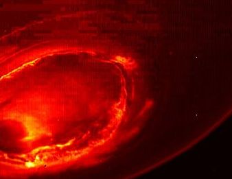 Roma, 2 set. (askanews) - Arrivano le prime significative immagini di Giove raccolte dalla sonda della Nasa JUNO, ottenute grazie ad uno dei due fondamentali strumenti italiani a bordo della sonda statunitense: il JIRAM (Jovian InfraRed Auroral Mapper), progettato per studiare la dinamica e la chimica delle aurore gioviane nel vicino infrarosso, e KaT (Ka-band Translator/Transponder), che analizzerà la struttura interna del pianeta, con l'obiettivo di mappare il campo di gravità di Giove. Il primo flyby ravvicinato è, infatti, avvenuto con successo ed è stata la prima volta che JUNO si è trovata così prossima a Giove da quando è entrata nella sua orbita. Il passaggio radente del 27 agosto è il capofila di manovre analoghe - ben 35 - programmate per tutto il corso della missione, la cui vita operativa avrà termine a febbraio 2018. Volteggiando ad un velocità di oltre 200mila chilometri orari, la sonda ha puntato sul quinto pianeta del Sistema Solare il suo set di strumenti scientifici ed ha iniziato a raccogliere preziose informazioni che da lunedì a giovedì tutto il team scientifico di JUNO ha analizzato a San Antonio in Texas per avviare le prime analisi comparate e correlate dei dati provenienti dai vari strumenti della sonda. "JIRAM - spiega Alberto Adriani ricercatore dell'Inaf e PI dello strumento - guarda sotto la pelle di Giove dandoci immagini ravvicinate del pianeta nell'infrarosso. Queste prime immagini dei poli nord e sud di Giove ci stanno rivelando aree calde e fredde del pianeta che non sono mai state osservate prima. Nonostante avessimo saputo che le prime immagini infrarosse del polo sud avrebbero rivelato l'aurora meridionale del pianeta, siamo stati affascinati nel vederla per la prima volta. Nessun altro strumento, sia da terra che dallo spazio, è mai stato in grado prima d'ora di osservare l'aurora australe nel modo come la vediamo in questa immagine. Vediamo un'aurora molto luminosa e strutturata. L'alto livello di dettaglio delle immagini ci potrà dire di più sulla sua morfologia e la sua dinamica". I dati del video, invece, vengono dalle sessioni di calibrazione fatte all'inizio del mese di agosto e sono state realizzate misure per la caratterizzazione spettrale di aurore e atmosfera (tra cui Hot Spot e GRS) raccogliendo immagini per la mappatura delle aurore e dell'emissione termica del pianeta a tutte le latitudini da nord a sud. "I risultati delle calibrazioni di JIRAM - dice Barbara Negri Responsabile dell'Unità Osservazione dell'Universo dell'ASI - fatte ad inizio Agosto hanno dimostrato che lo strumento si comporta come aspettato ed è iniziata l'attività scientifica a seguito del primo flyby ravvicinato di Giove. Si tratta di un'ulteriore conferma della capacità dei team italiani sia scientifici che industriali di realizzare questo tipo di strumentazione, che è di fondamentale importanza per l'esplorazione del nostro sistema solare". Il video mostra JIRAM a bordo di Juno, che sonda il pianeta da Sud a Nord. Il video è composto da 580 immagini raccolte in un periodo di circa 9 ore in cui Giove compie quasi una rotazione completa sul proprio asse. Mostra inoltre le due parti che compongono la fotocamera di JIRAM: quella inferiore, in scala di colore rosso, da utilizzare per mappare l'emissione termica del pianeta a lunghezze d'onda intorno a 4,8 micron e quella superiore, in scala di colore blu, da utilizzare per mappare le aurore a lunghezze d'onda intorno a 3,45 micron. In questo caso il tempo di esposizione della fotocamera è ottimizzato per osservare l'emissione termica del pianeta. Tuttavia, nella parte superiore è possibile vedere una debole aurora ed il satellite di Giove, Io, che si avvicina al pianeta. La Grande Macchia Rossa di Giove è anche visibile appena a sud dell'equatore del pianeta. Il viaggio della sonda è iniziato poco più di cinque anni fa, il 5 agosto 2011, e il suo arrivo a destinazione, l'orbita di Giove, è avvenuto lo scorso 4 luglio (in Italia era l'alba del giorno successivo) dopo un tragitto di circa tre miliardi di chilometri. Scopo di JUNO è analizzare le caratteristiche di Giove come rappresentante dei pianeti giganti. Il 'peso massimo' del Sistema Solare può infatti offrire dati di fondamentale importanza non solo per approfondire le origini del Sistema stesso, ma anche per analizzare quelle dei sistemi planetari che man mano si vanno scoprendo intorno ad altre stelle, con particolare riferimento a quegli esopianeti di massa simile a Giove. Il cuore di JUNO è l'italianissimo JIRAM (Jovian InfraRed Auroral Mapper), finanziato dall'Asi, realizzato da Leonardo-Finmeccanica e operato sotto la responsabilità scientifica dell'Istituto di Astrofisica e Planetologia Spaziali (IAPS) dell'Inaf. L'altro componente italiano di Juno è KaT (Ka-Band Translator) uno strumento di radioscienza realizzato dall'Università La Sapienza di Roma, realizzato da Thales Alenia Space Italia (Una società Thales/Leonardo-Finmeccanica) sempre con il supporto di Asi.