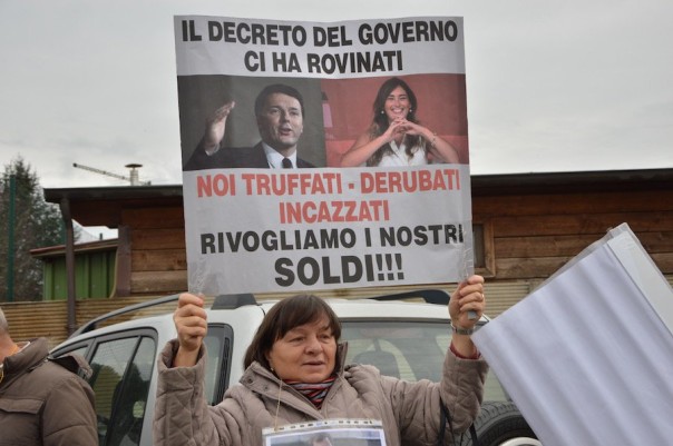 laterina-boschi-banca-etruria-protesta3